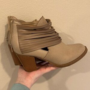 Stylish Tan Ankle Boots 8
